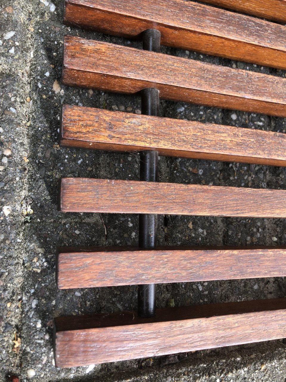 Houten convector rooster teak en raamkozijn meranti