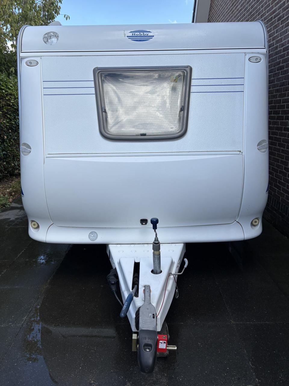 Hobby Excellent Easy met luifel, mover en elektrische uitdraaisteunen.