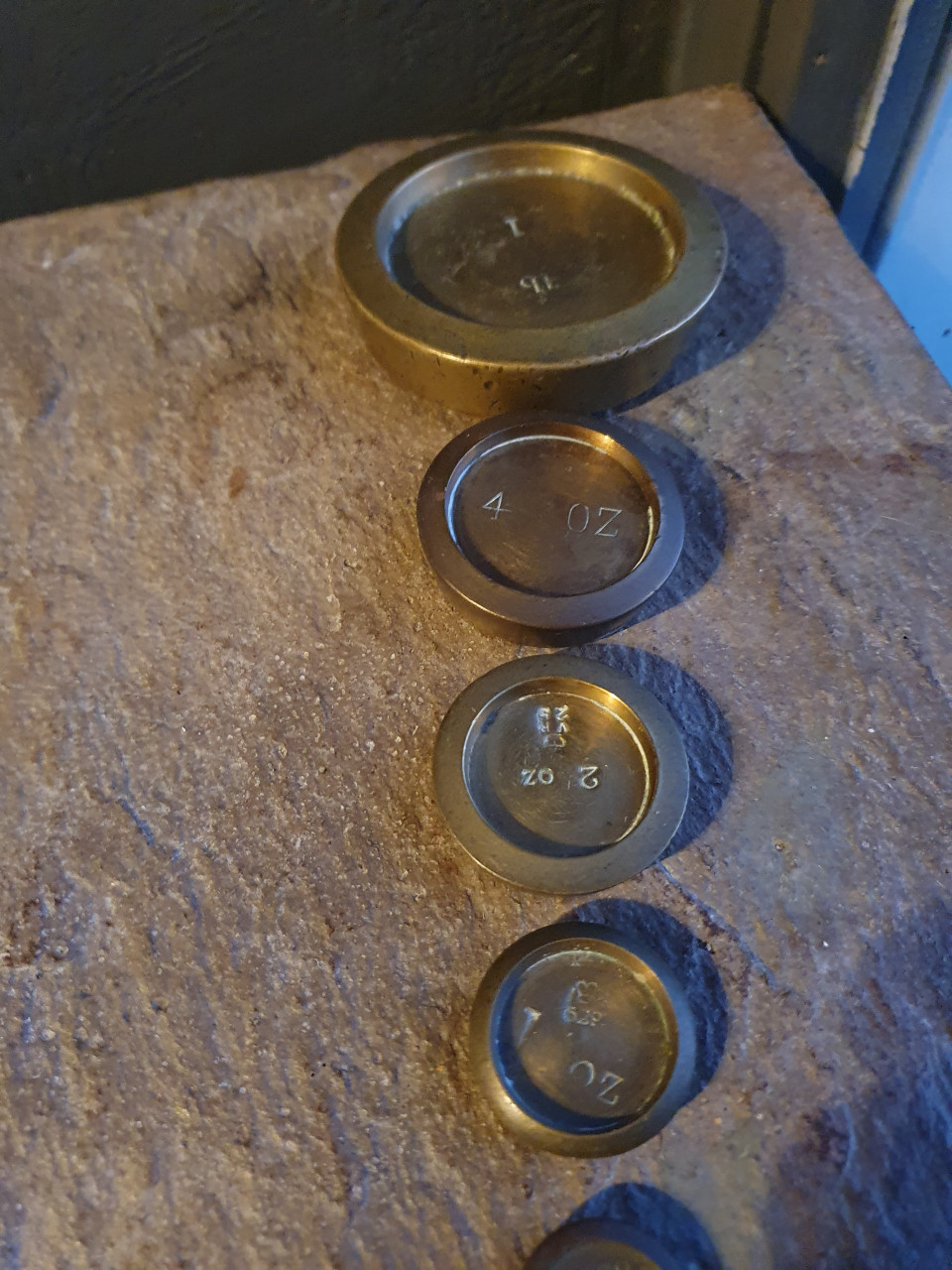 Mooi antiek set van koperen apothekers gewichten, stapelbaar...