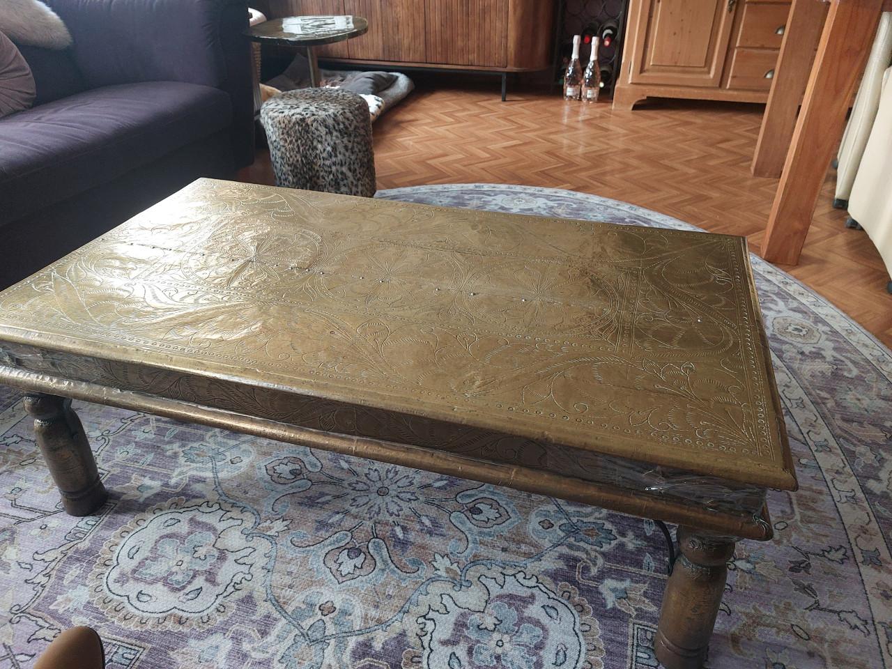 Unieke salontafel ! massief hout volledig  bekleed met handbewerkt messing