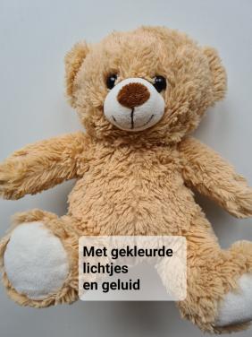 Knuffel beer met gekleurde lichtjes en slaapliedjes, schoon en gewassen