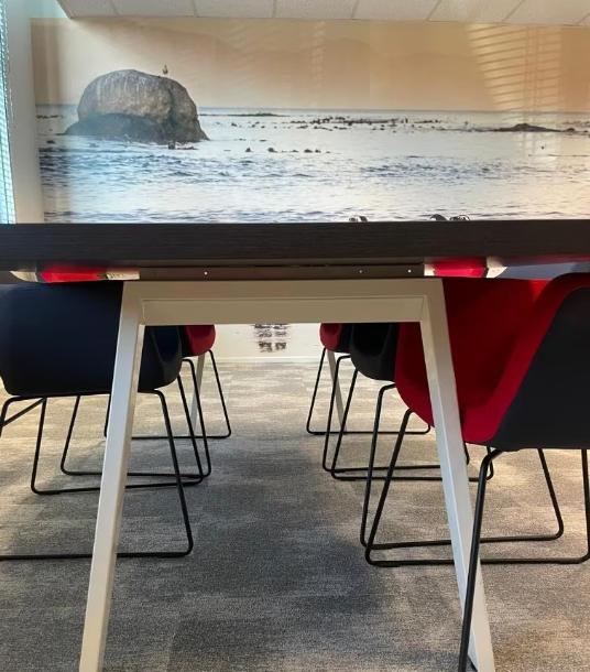 Vergadertafel en stoelen