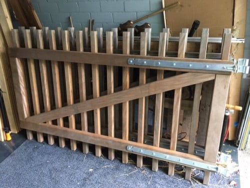 Hardhouten draaipoort (2delen) te koop