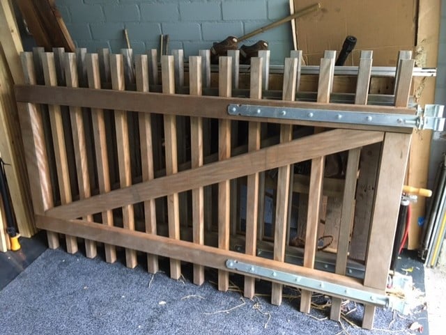 Hardhouten draaipoort (2delen) te koop