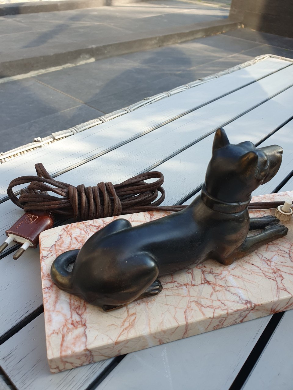Prachtige art deco lamp met bronzen herders hond in zeer goede staat...
