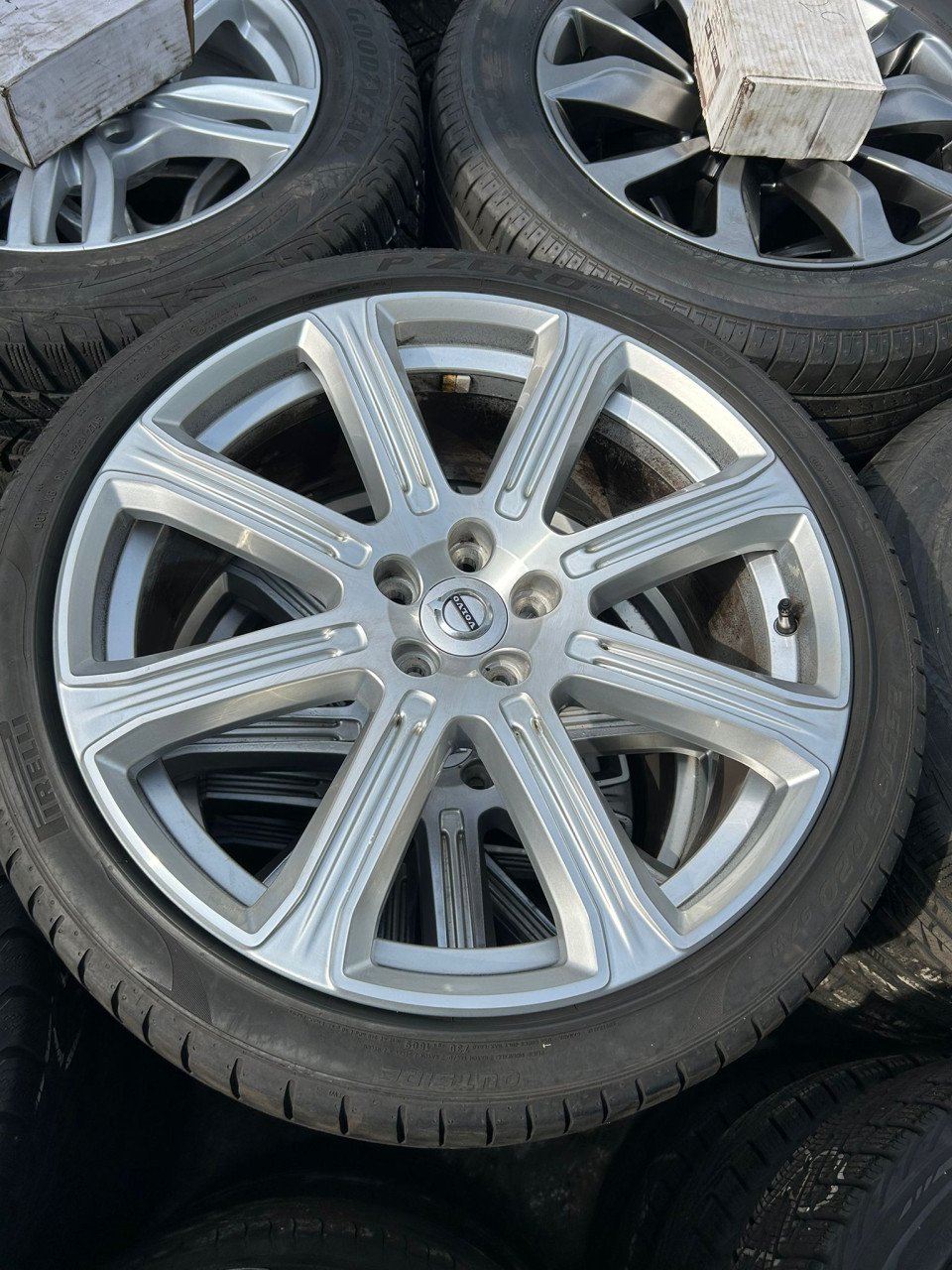 ''20'' VOLVO ALUMINIUM VELGEN MET PIRELLI PZERO ZOMER BANDEN