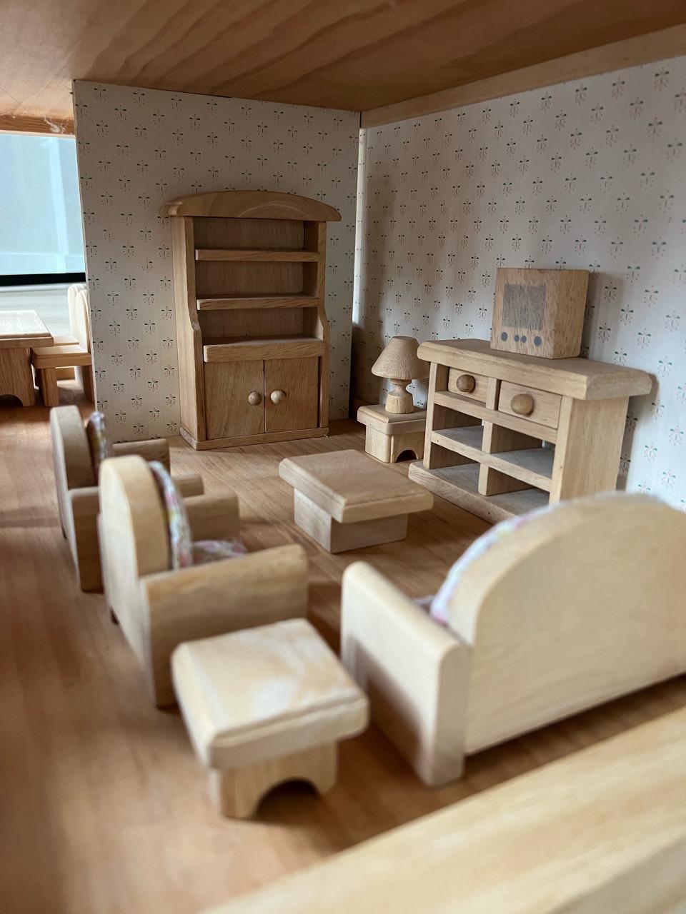 Houten poppenhuis met accessoires