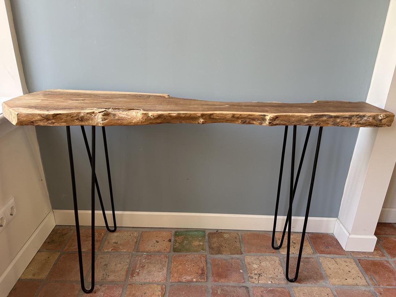 Unieke teakhouten sidetable met haarspeldpoten