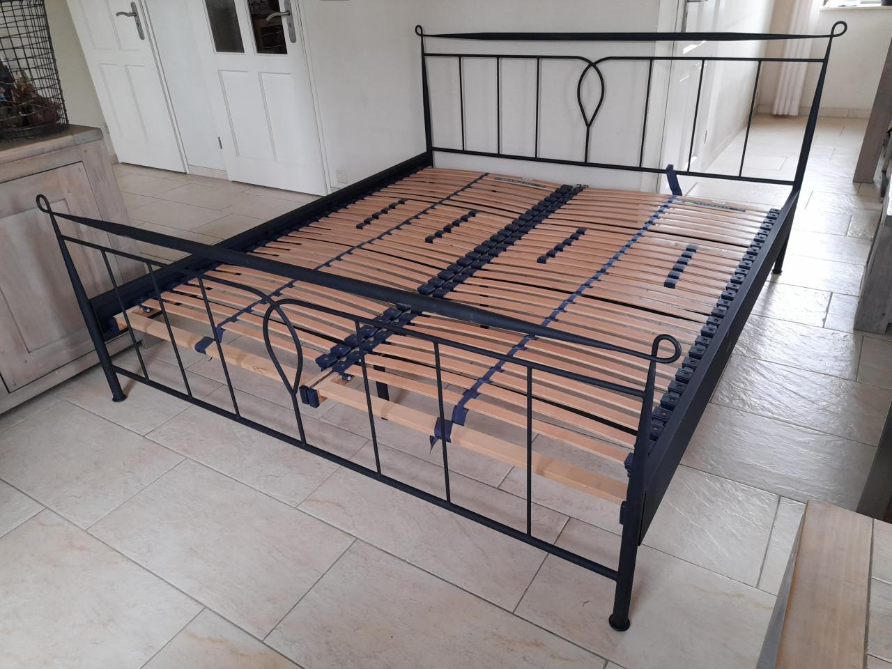Metalen 2 Persoons bed 180 x 200 ( in goede staat)