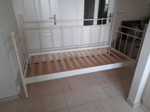 Metalen 1 persoons bed 90 x 200 (in goede staat )