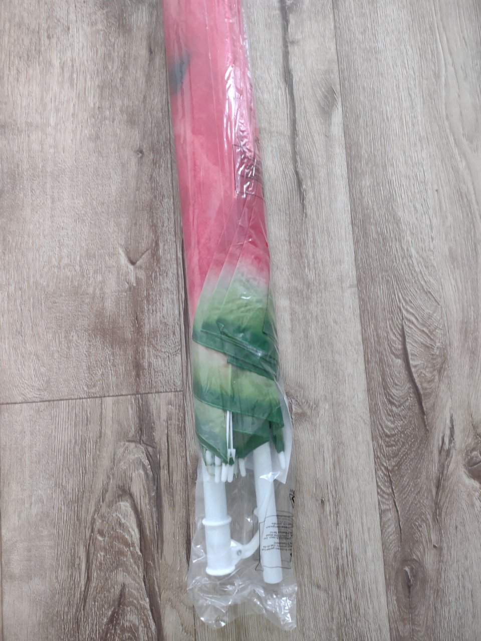 Nieuwe strand parasol, tuin parasol gekleurd, blauw rood geel wit.