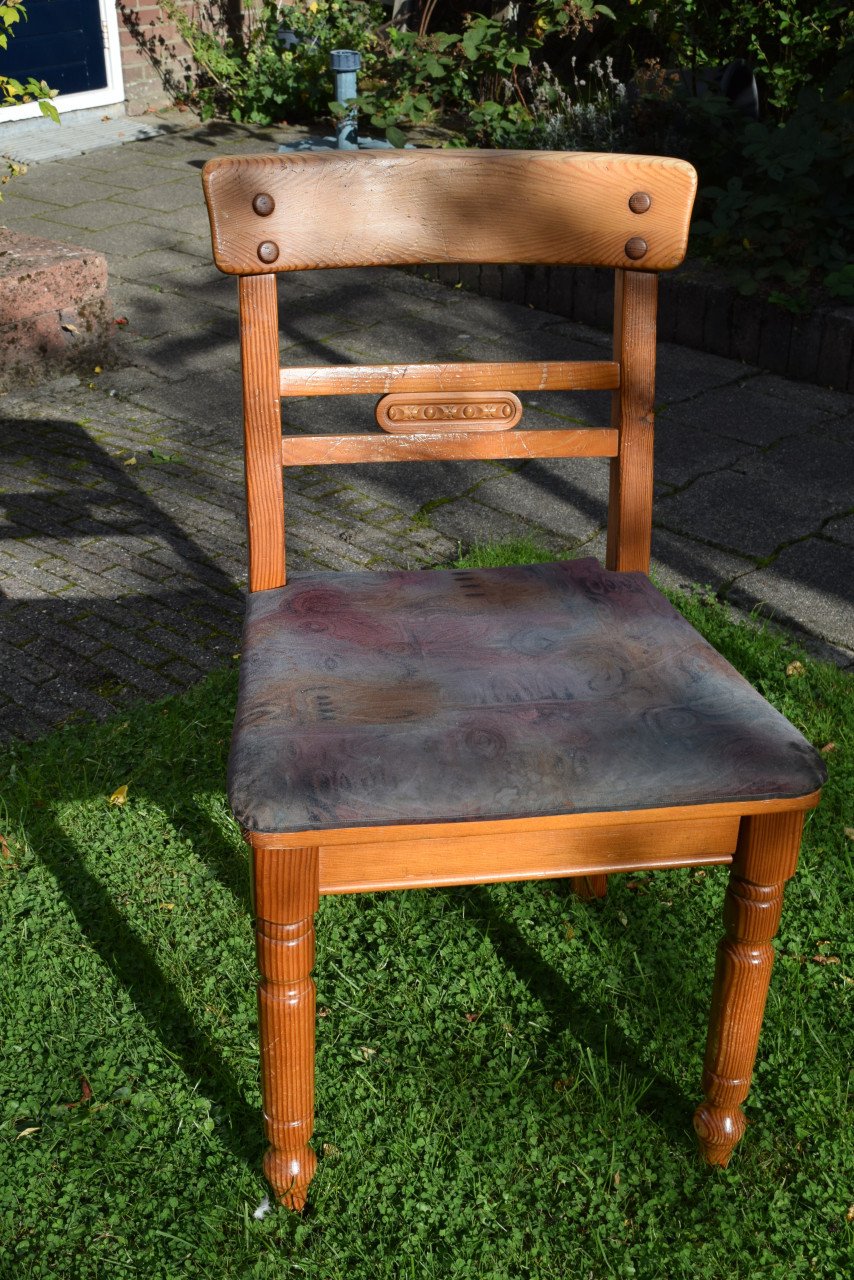 Gratis: Zes eetkamerstoelen, massief grenen