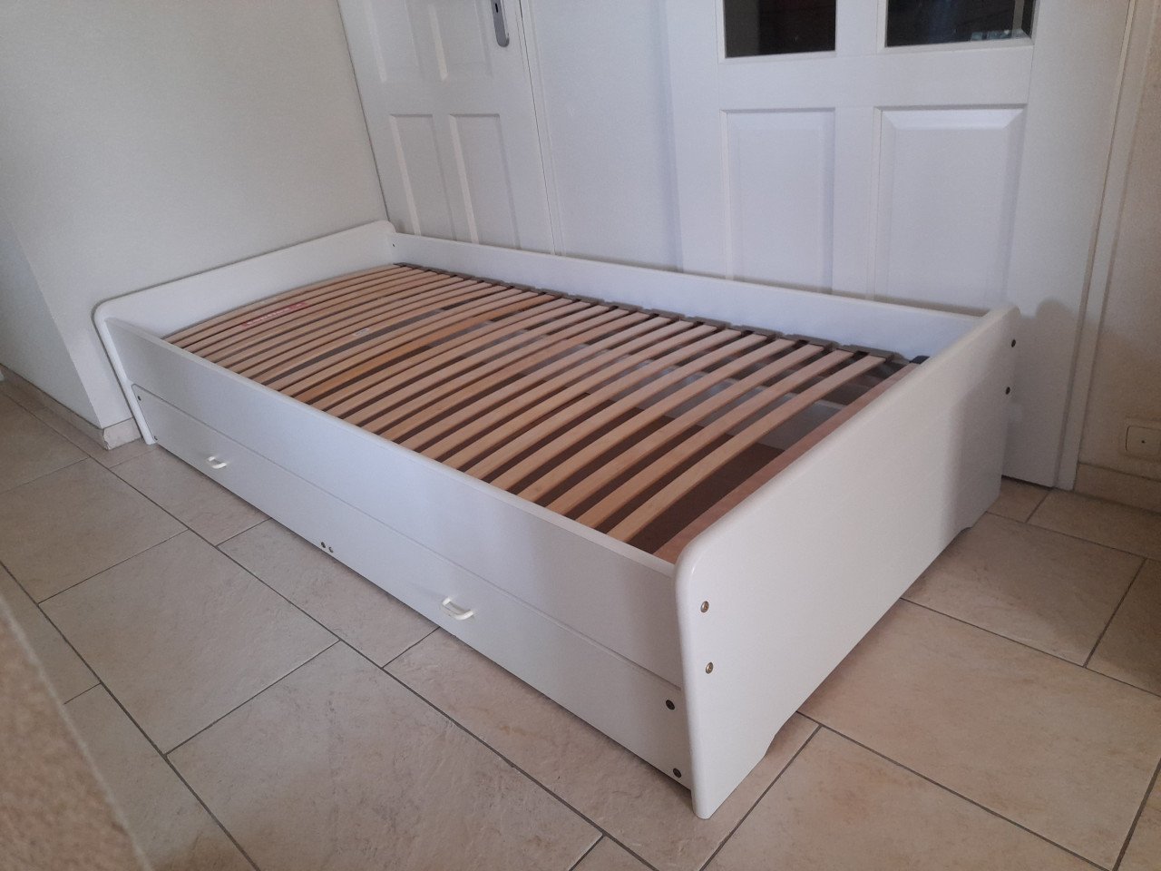 1 persoons bed met lade (in goede staat ) 90 x 200 GERESERVEERD