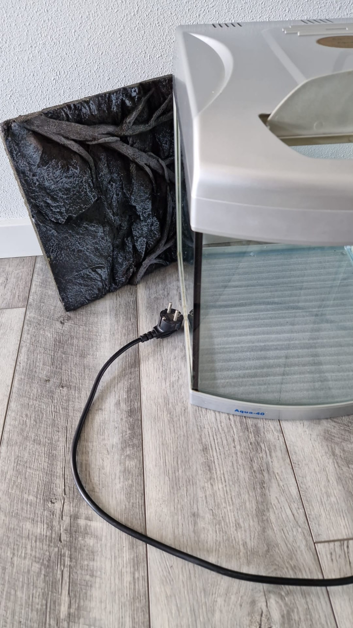 Aquarium of terrarium 30 liter met lamp en achterwand