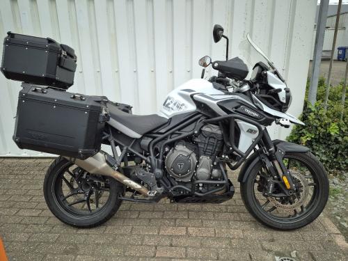 Triumph Tiger 1200SE Alpine uit 2020, dikke Allroad motor