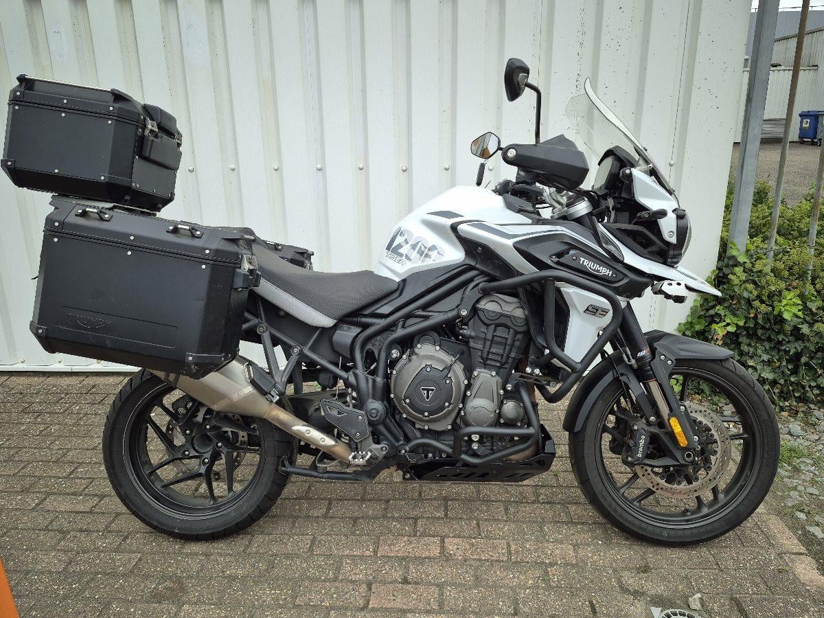 Triumph Tiger 1200SE Alpine uit 2020, dikke Allroad motor