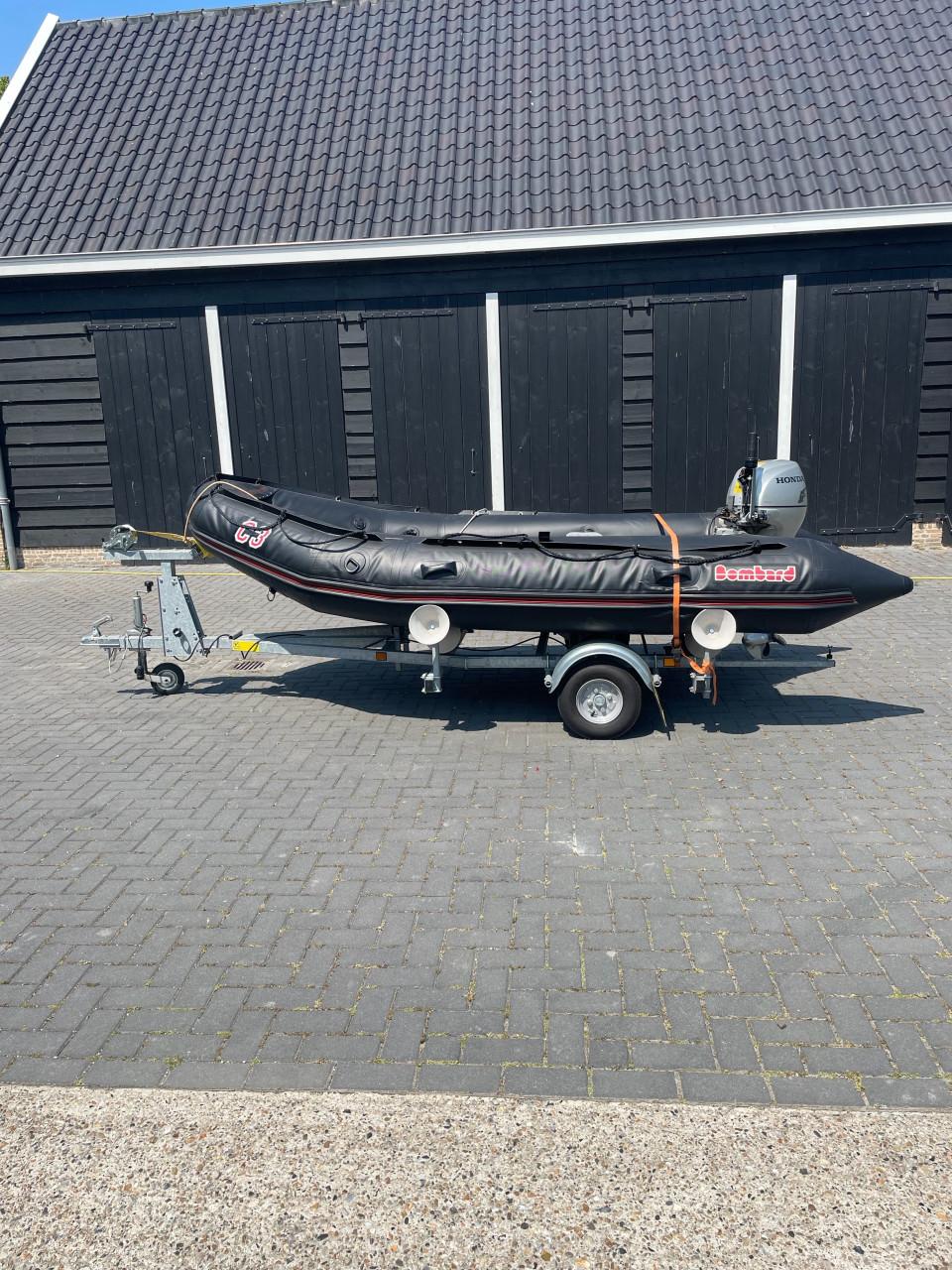 Hele nette set!! Bombard C3, Honda 8 PK en Pega trailer