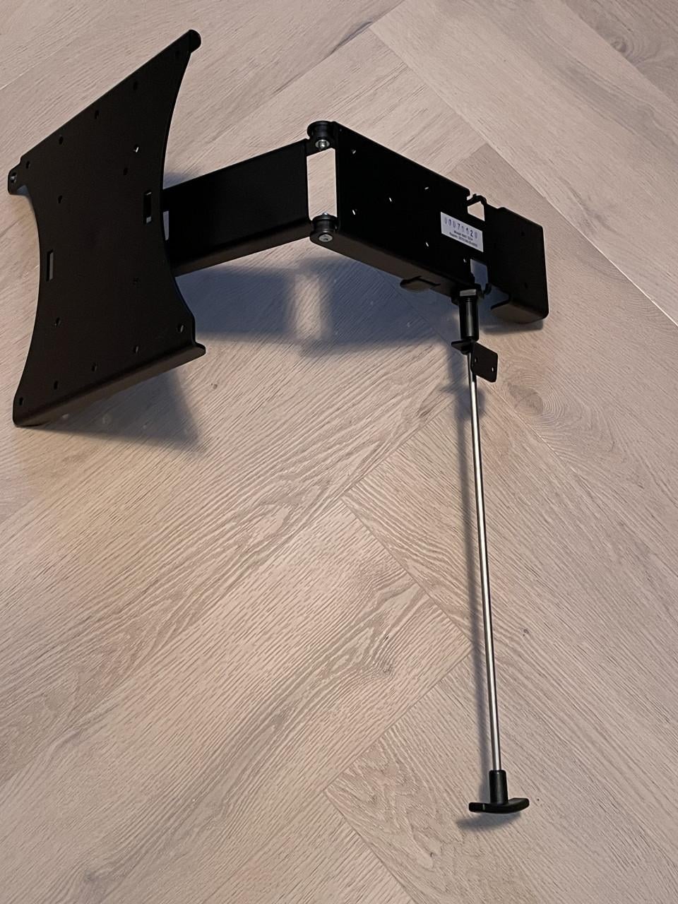TV (Alphatronics) met ophangbeugel voor in Camper / Caravan