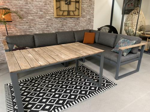 Grijze Alminium met hout loungebank, met hoge tafel en kussens