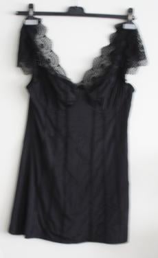 Zwarte onderjurkje met beugel en kanten mouwtjes maat l-xl