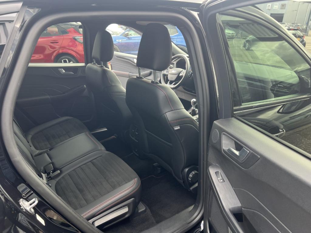 Ford Kuga 1.5 ecoboost 150pk 2wd st-line x voorruitverwarming , stoel en st