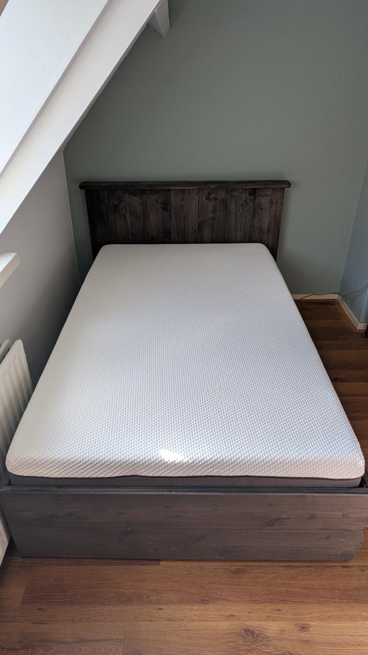Steigerhouten bed