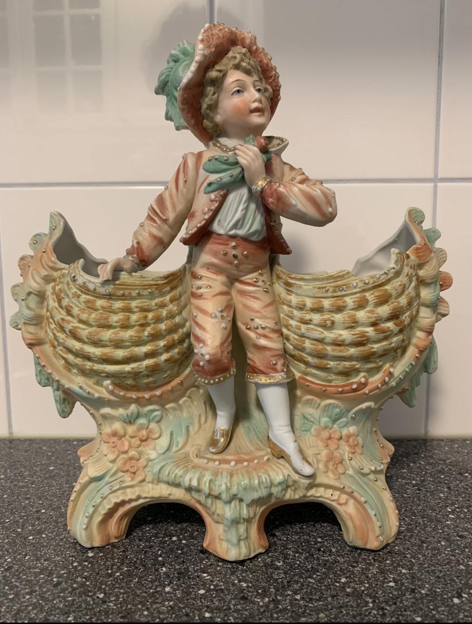 PLANTENBAKJE MET VICTORIAANSE JONGEN, GEMERKT