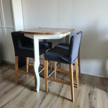 Hoge eettafel met 4 stoelen.