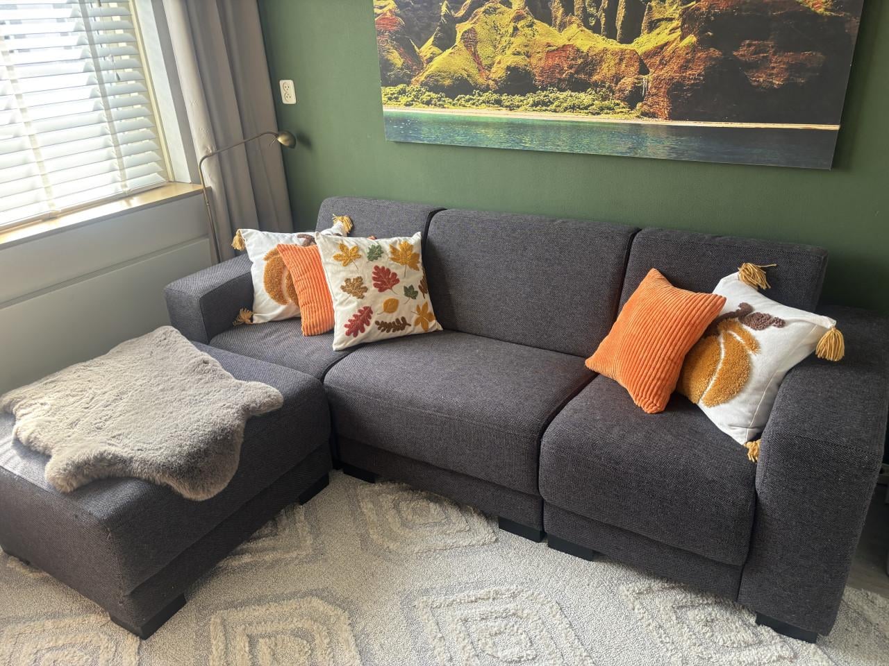 Donkergrijze bank (antraciet) met poef