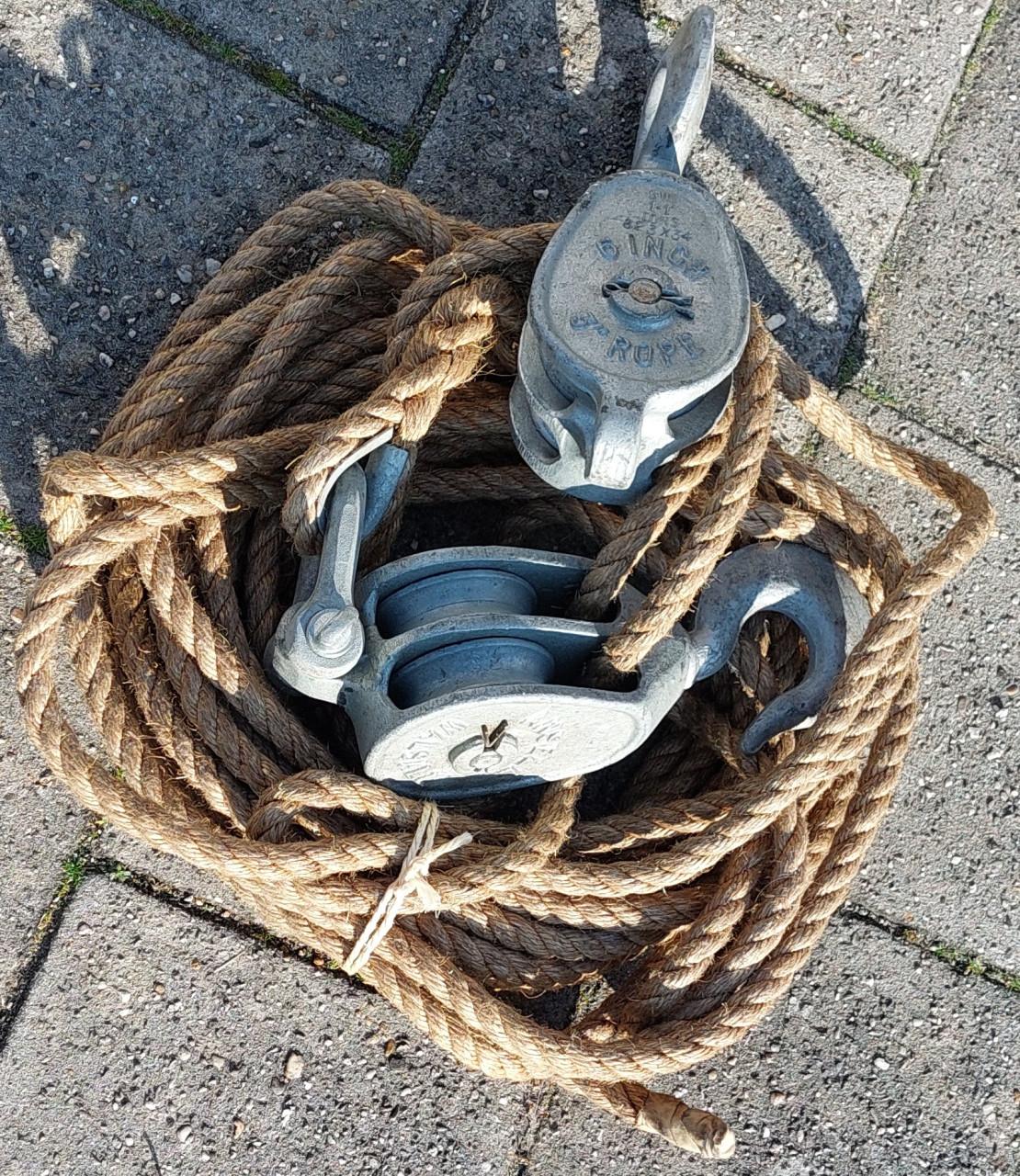 +/- 20 Meter Manilla touw ø 20 mm. + 2 Dubbele Katrollen