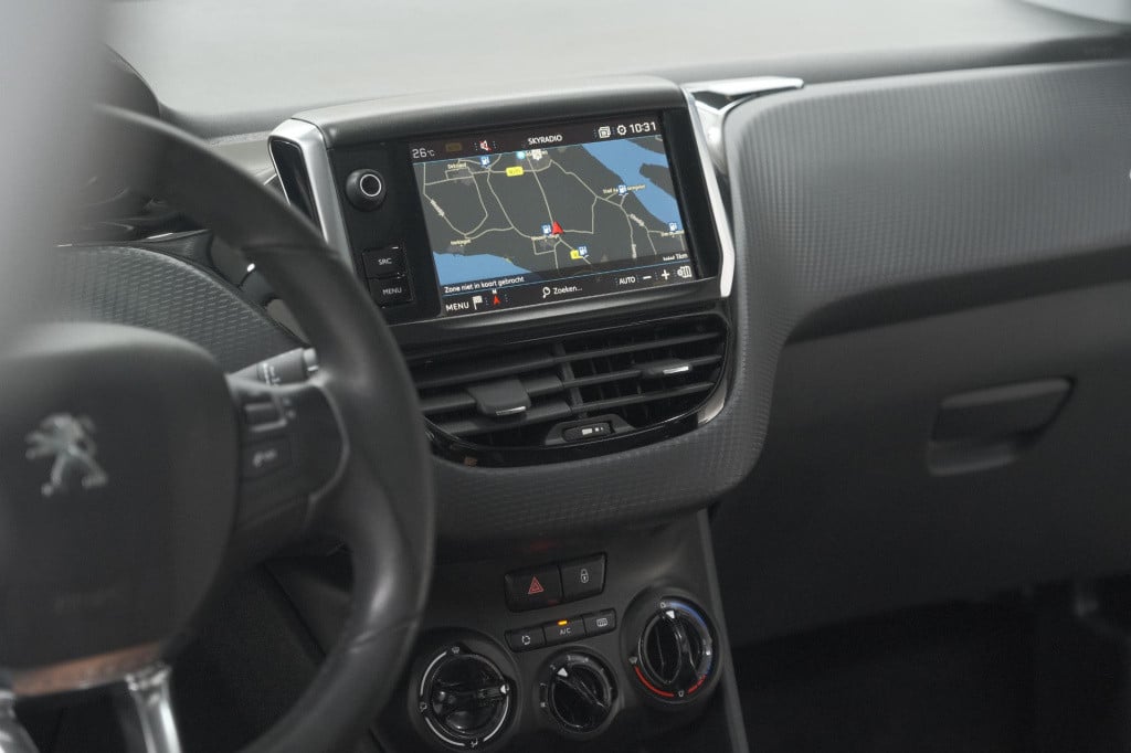 Peugeot 2008 puretech 82 blue lion | trekhaak | panoramadak | navigatie | p