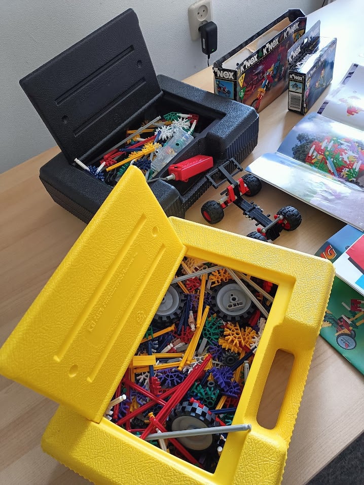 K’NEX set met opbergkoffers, bouwboekjes & onderdelen