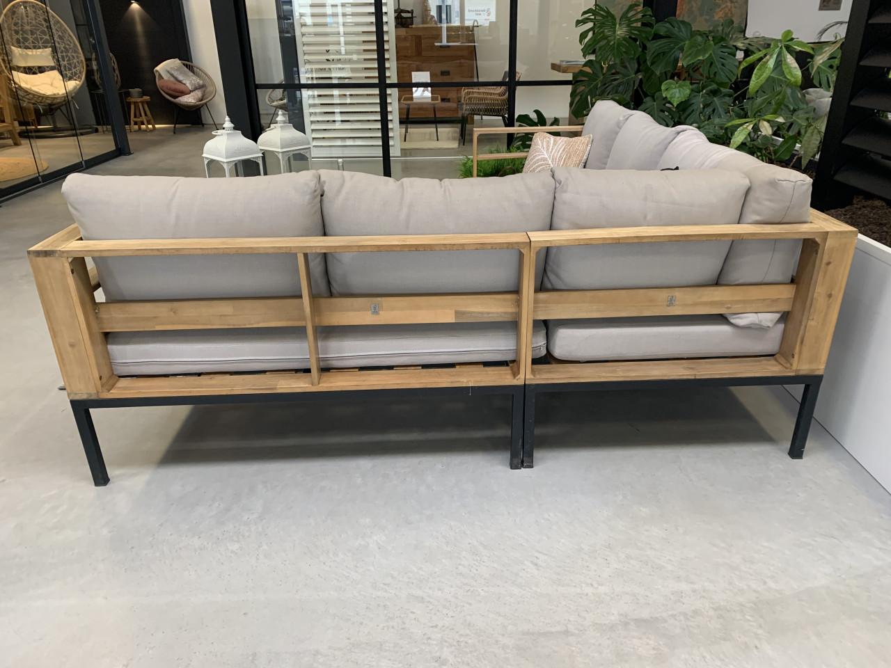 Hout met aluminium loungeset met kussens en tafel.