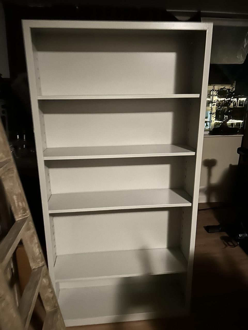 Metalen leg-/boekenkast met boorden