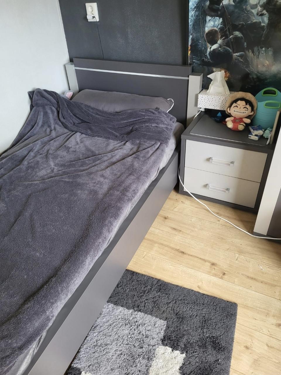 Te koop 1 persoons bed  met toebehoren