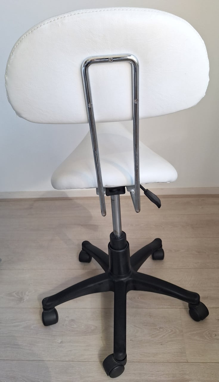 Behandelstoel met tabouret, tafel en loeplamp