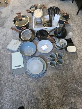 Camping set (pannen, borden, etc).