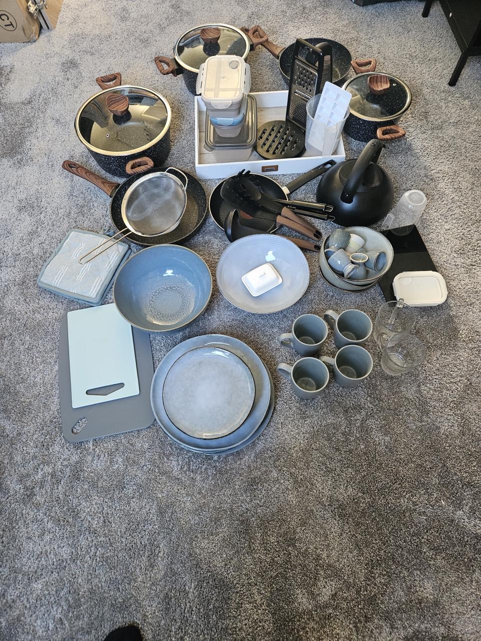 Camping set (pannen, borden, etc).