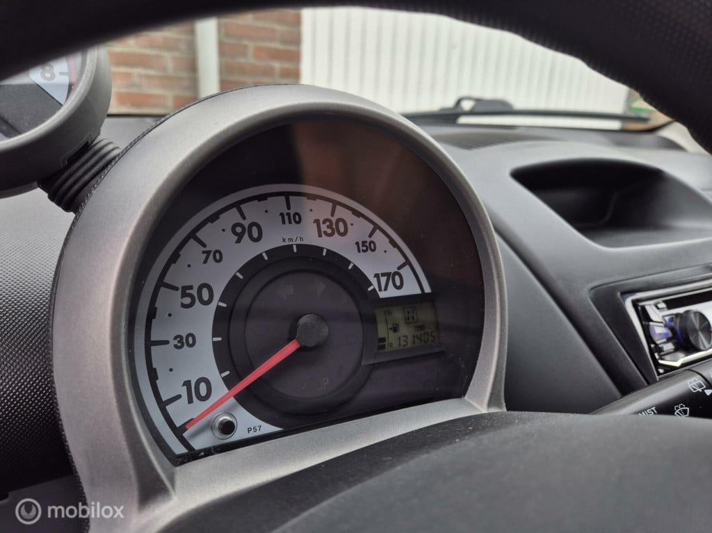 Peugeot 107 1.0 xs automaat / 5- deurs / airco / bluetooth