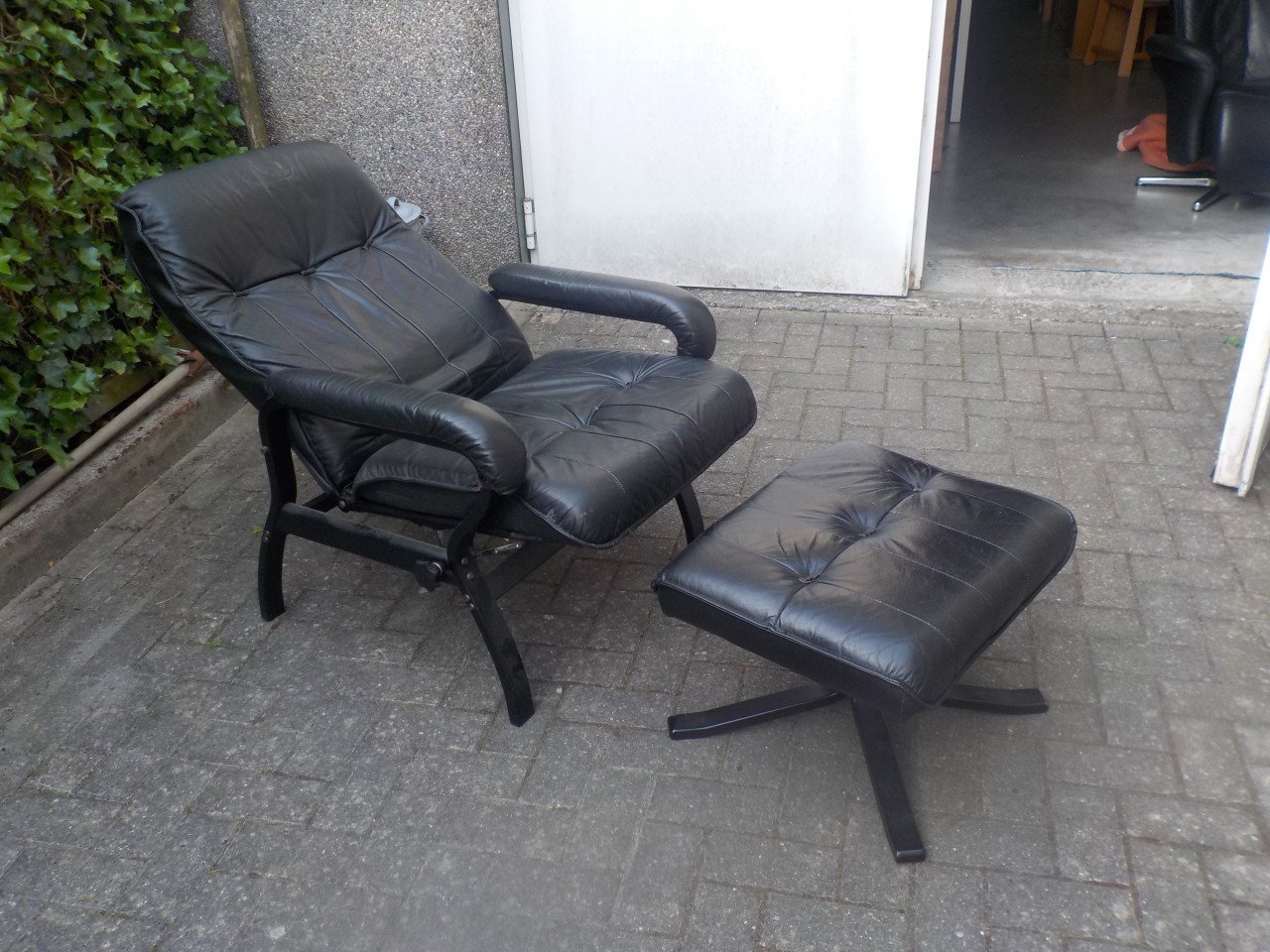 Mooie kwaliteit leren fauteuil + voetenbankje met kleine gebruikssporen