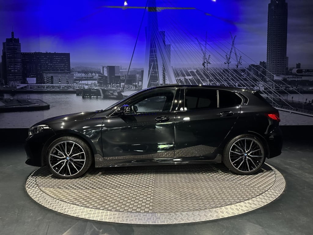 BMW 1 Serie 118i high executive *m-pack*pano*harmannkardon*m-technic stoele