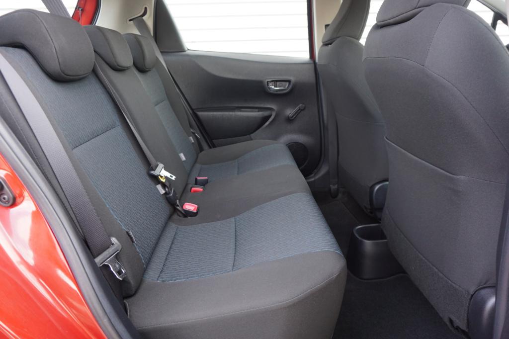 Toyota Yaris 1.0 vvt-i aspiration airco / navi / camera / bt / elektr. rame