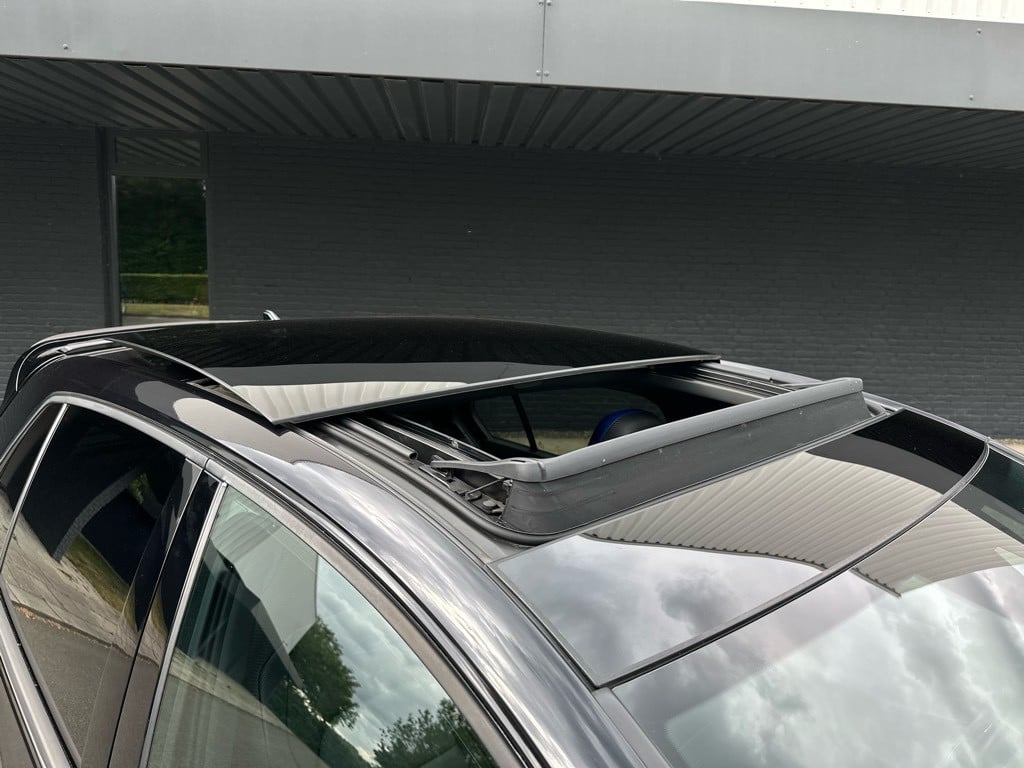 Volkswagen Golf 2.0 tsi r 4motion // panoramadak // akrapovic