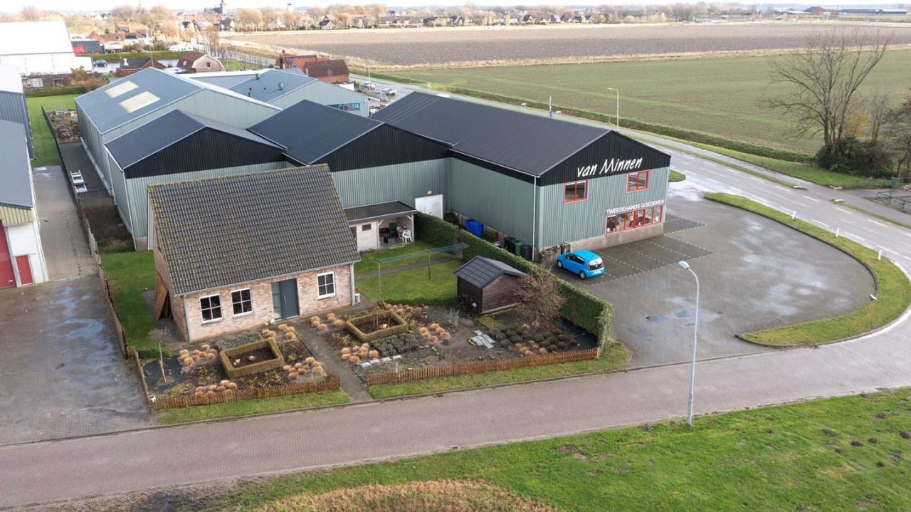 Grote loods met 1440 M² verkoopoppervlakte op in zichtlocatie in Ijzendijke