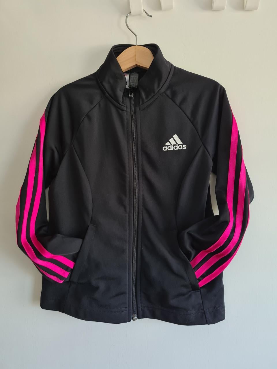 Adidas trainingspak jasje + broek zwart met roze Mt 128