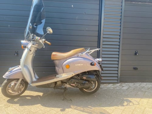 Zeer nete handzame scooter niet te hoog met windscherm en weinig km 499 eur