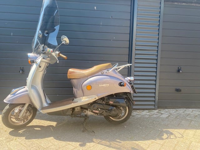 Zeer nete handzame scooter niet te hoog met windscherm en weinig km 499 eur