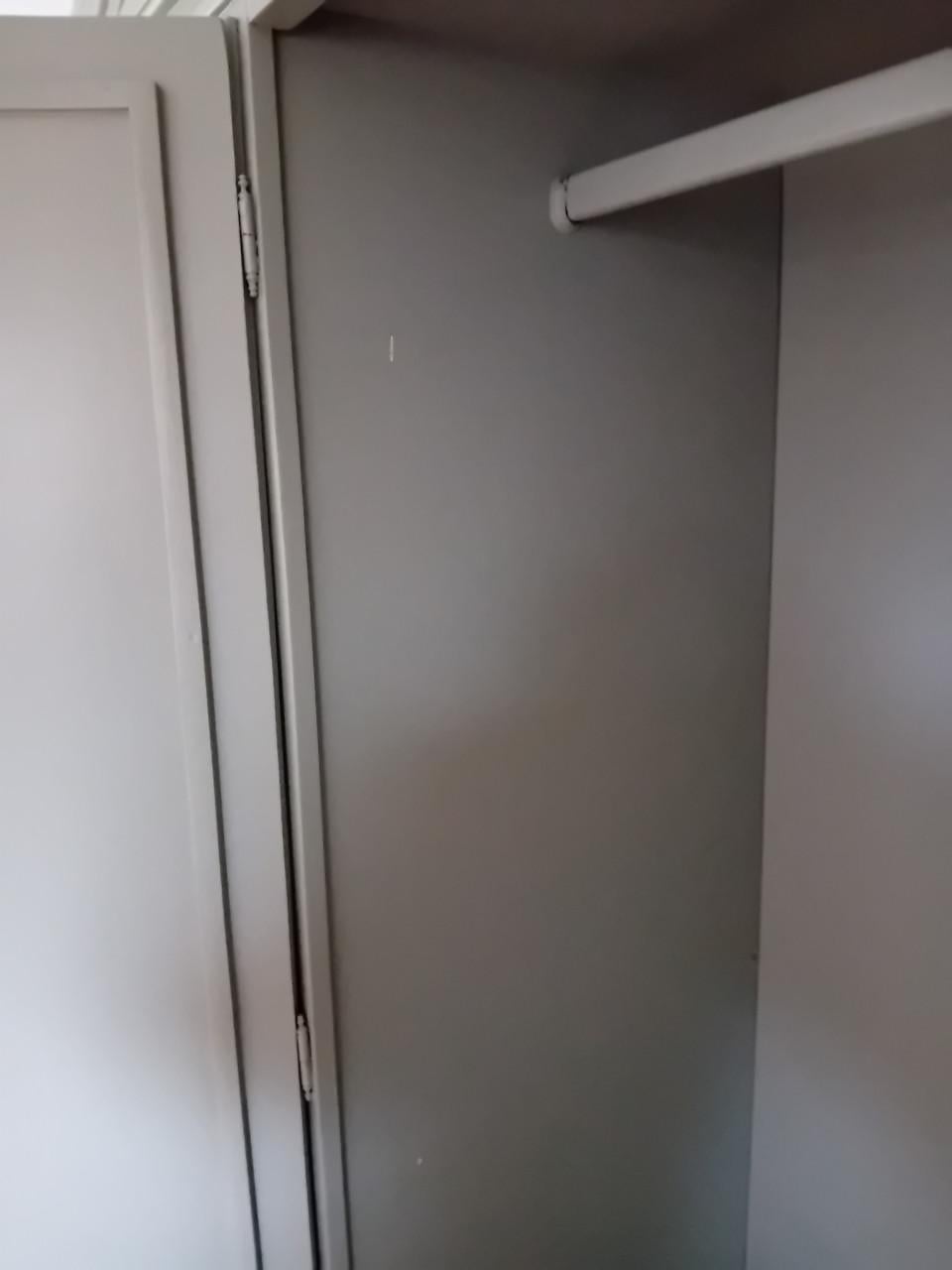 Grote grijze kledingkast met spiegels
