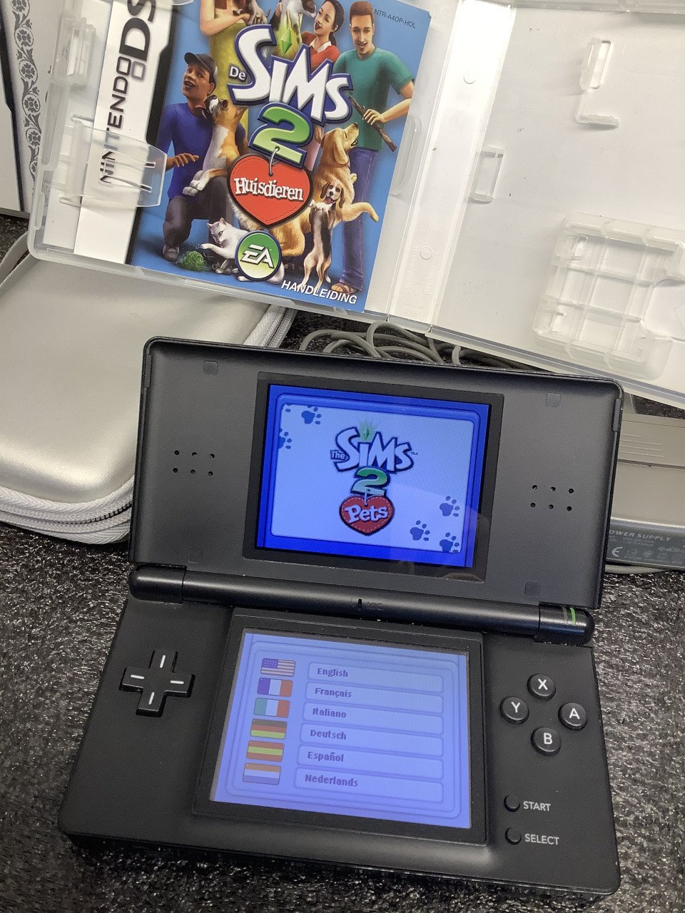 Nintendo DS Lite USG-001 zwart met spellen lader en pennetje.