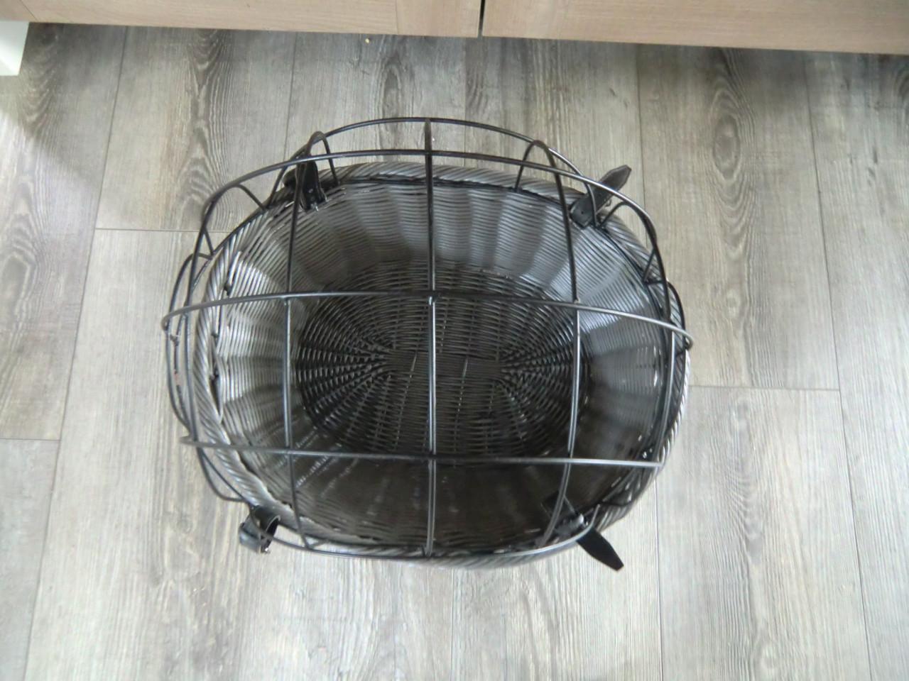 Hondenfietsmand met korf voorop